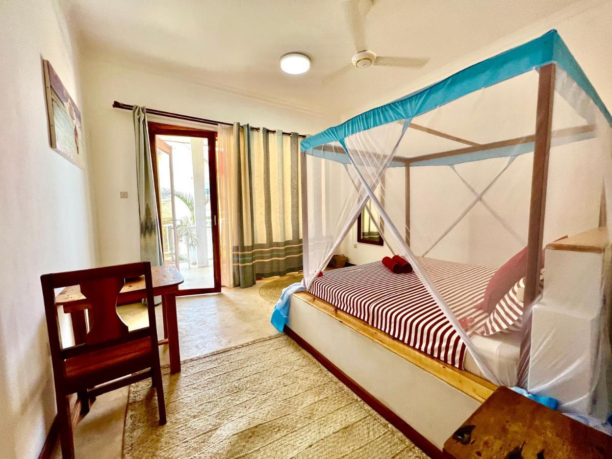 Chikachika Beach B&B Нунгві Екстер'єр фото