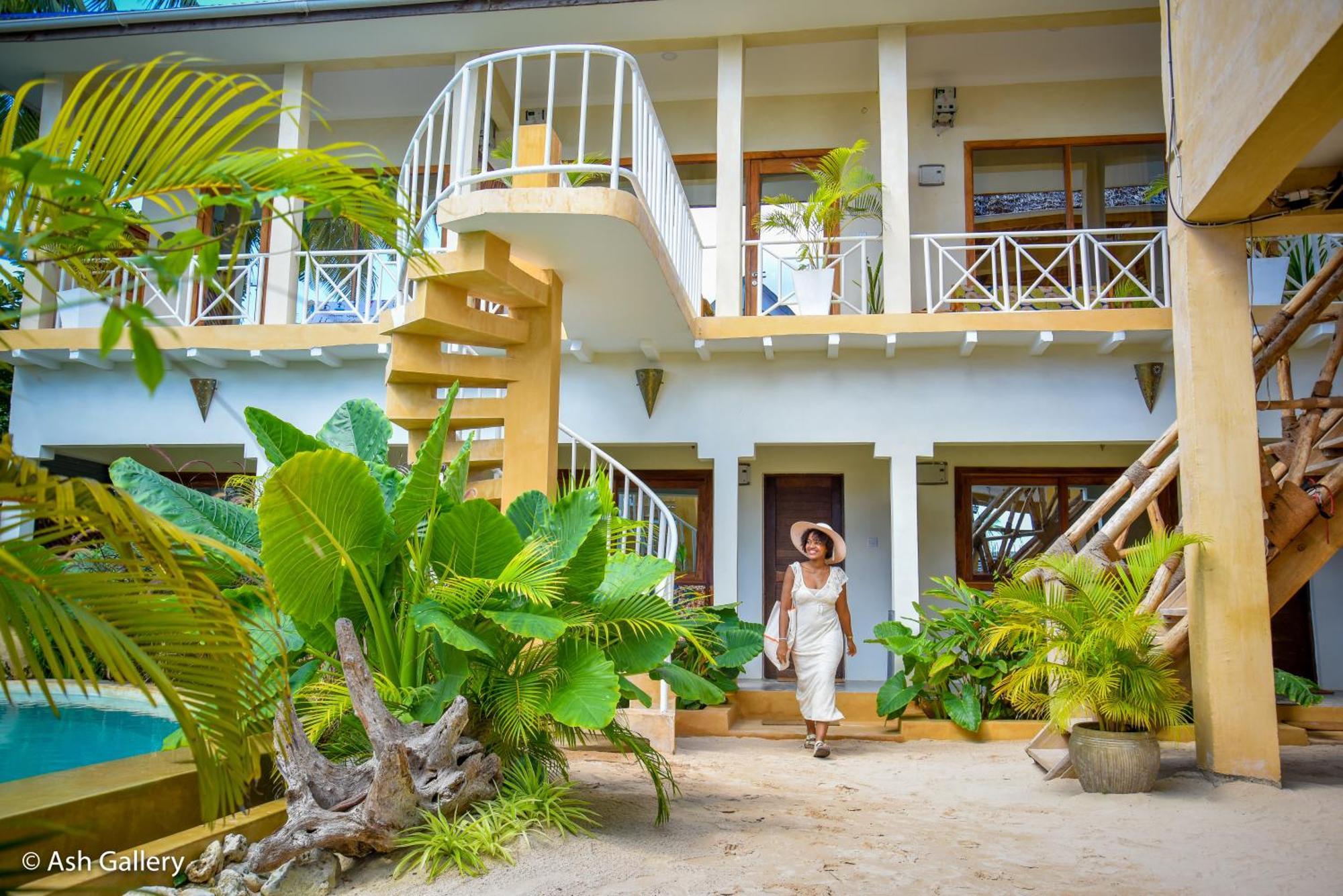 Chikachika Beach B&B Нунгві Екстер'єр фото
